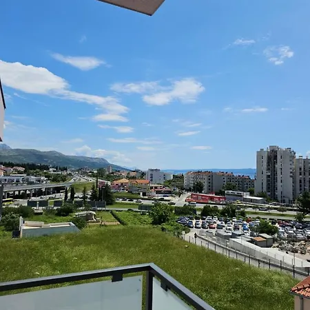 Frida- Free Private Parking Split