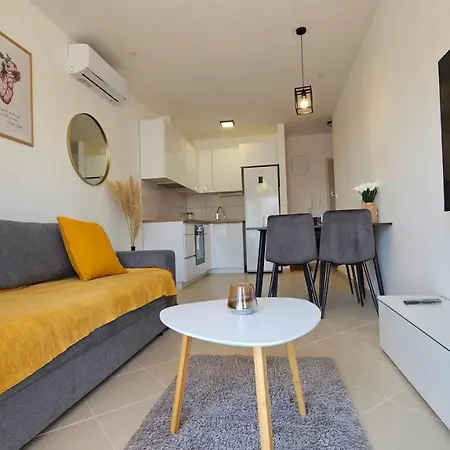 Frida- Free Private Parking Split