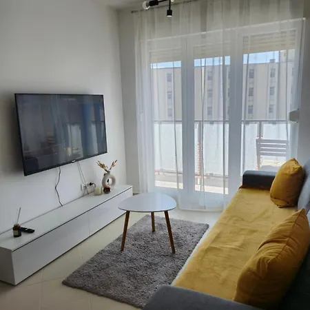 Frida- Free Private Parking Split