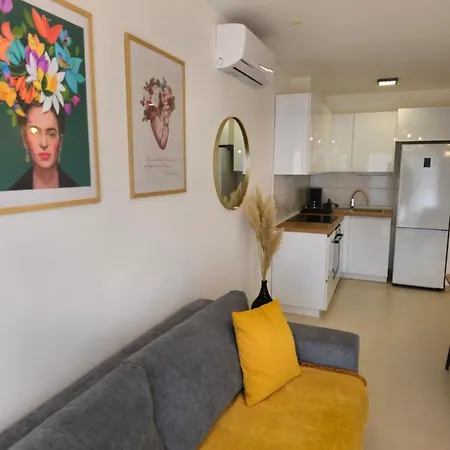 Frida- Free Private Parking Apartment