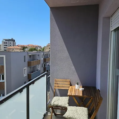 Frida- Free Private Parking Apartment