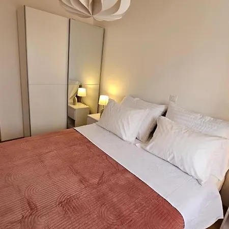 Frida- Free Private Parking Split