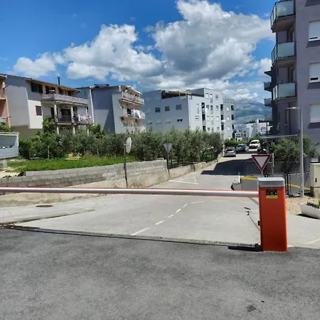 Frida- Free Private Parking Apartment