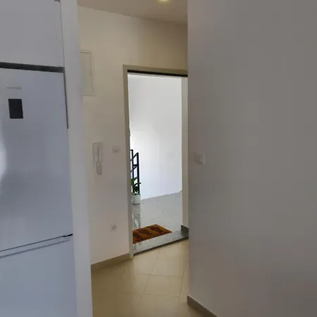 Frida- Free Private Parking